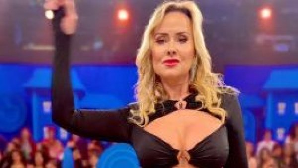 "Son ustedes los chulenitos": Lola Melnyck lanza ácido comentario a chilenos
