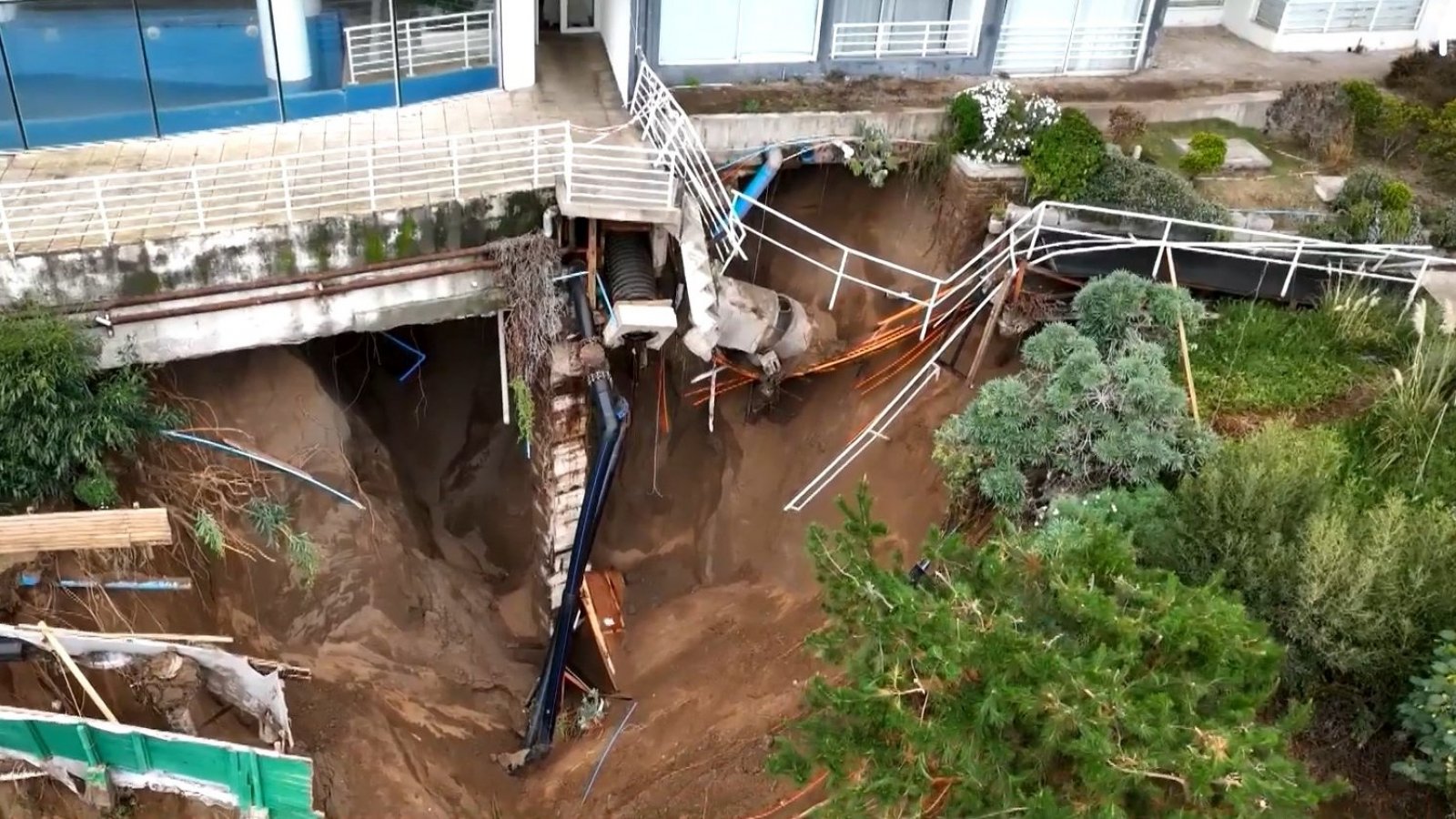 “Inhabitable en forma total”: Residentes de edificio se preparan para la evacuación por socavón en Reñaca
