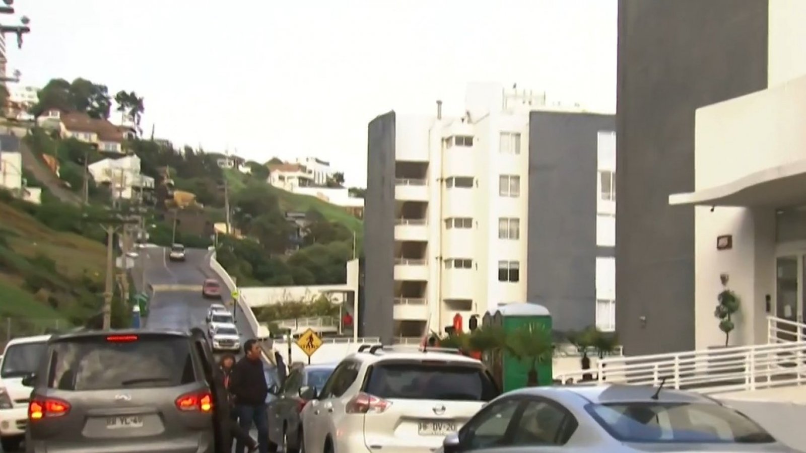 Comienza desalojo en edificio inhabitable por socavón de Reñaca
