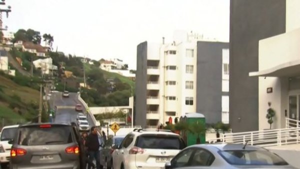 Comienza desalojo en edificio inhabitable por socavón de Reñaca
