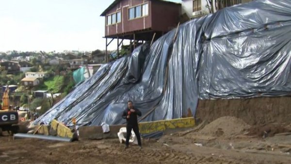 "Es una trinchera": Vecinos temen caída de casas por derrumbe en Viña del Mar
