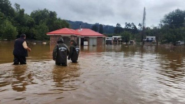 Acto heroico: Carabinero rescata a mujer de río desbordado en Concepción
