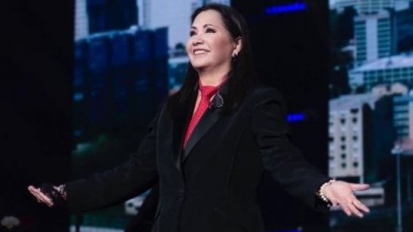 Tendría 30 años menos: Ana Gabriel y fanática se habrían casado en secreto
