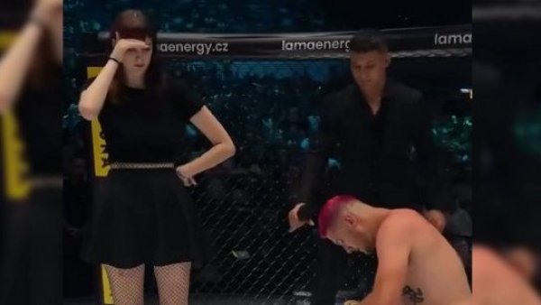 ¿Doble golpiza? Perdió pelea, le pidió matrimonio a su pareja y ella lo rechazó en el ring
