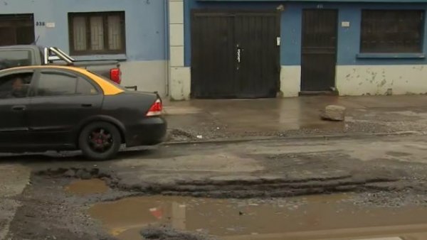 "¡Se ven hasta las capas geológicas!": Vecinos denuncian empeoramiento de calle por las lluvias
