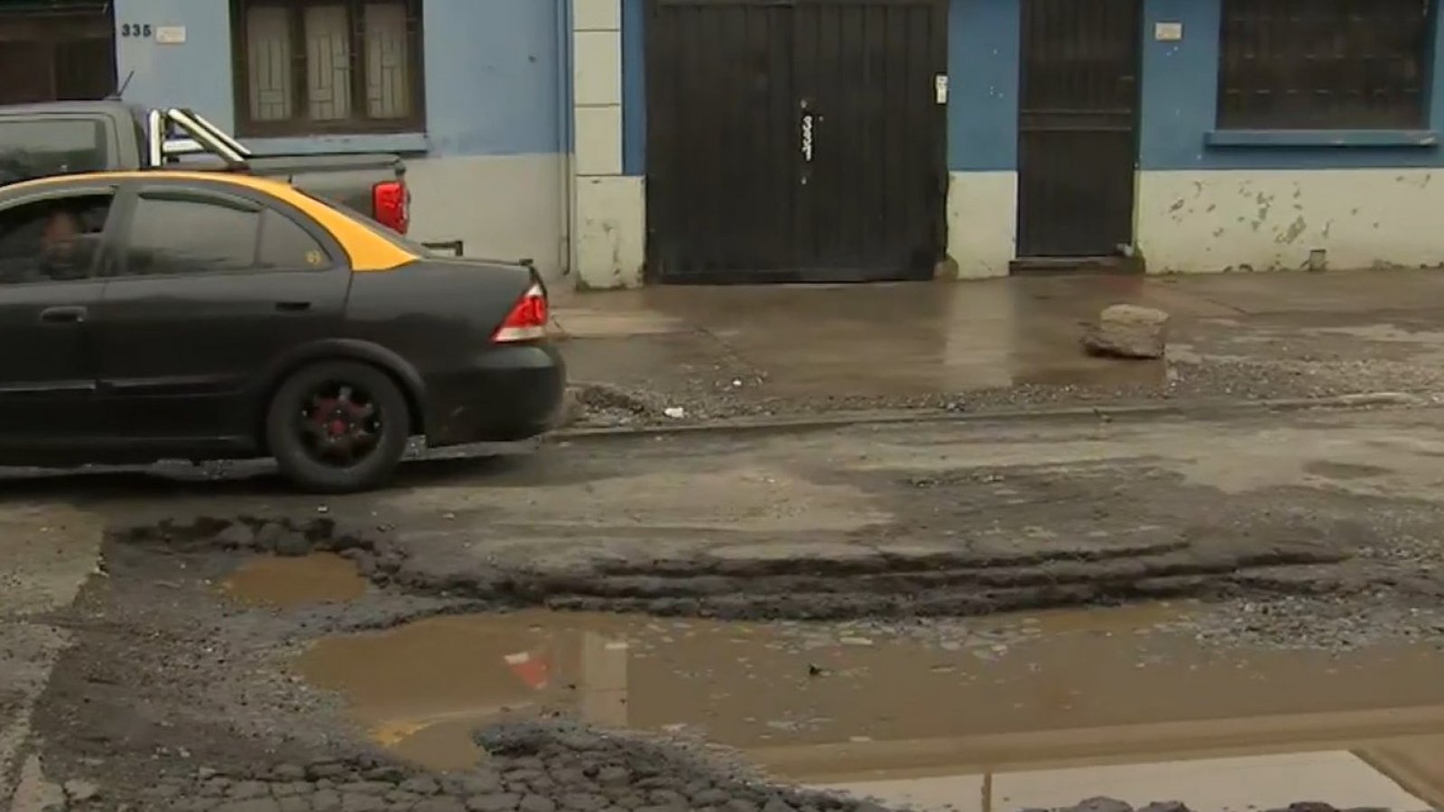 "¡Se ven hasta las capas geológicas!": Vecinos denuncian empeoramiento de calle por las lluvias
