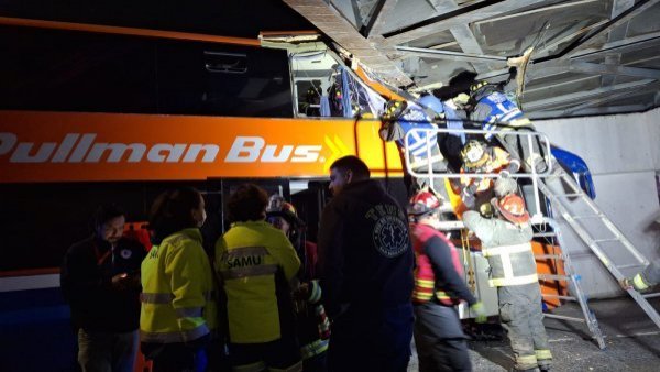 Choque de bus contra paso de bajo nivel deja un herido en San Bernardo