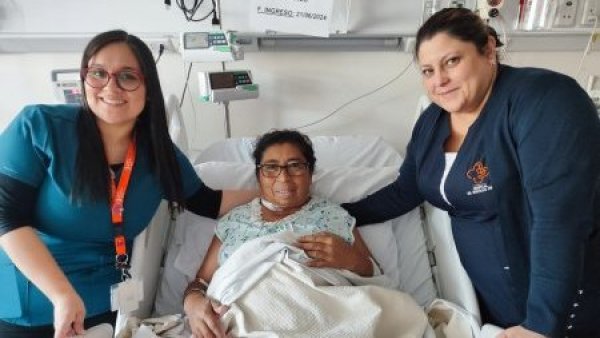 Tras 30 años de diálisis y 8 en lista de espera, mujer recibe trasplante de riñón