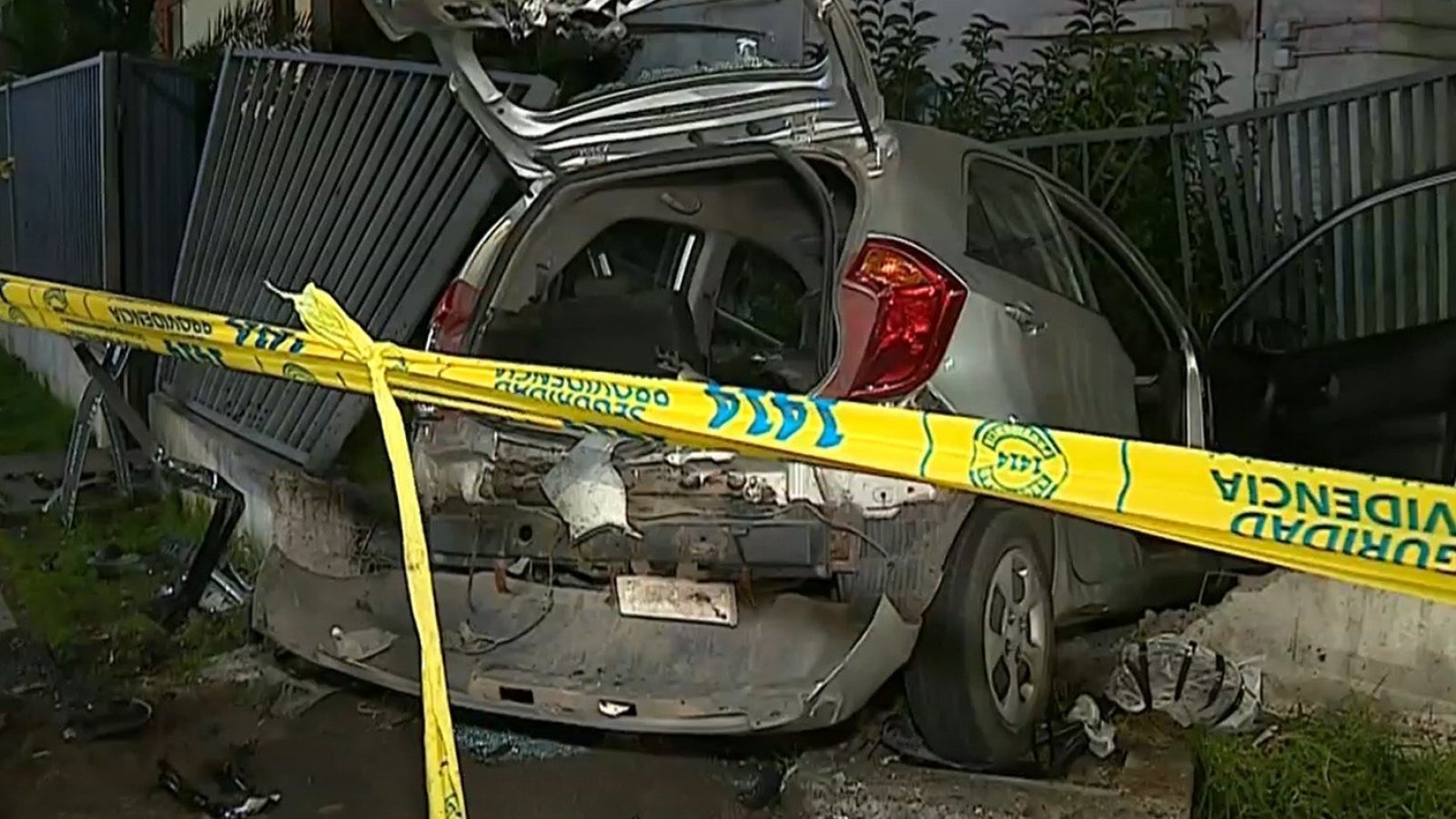 Auto quedó incrustado en casa tras choque en Providencia
