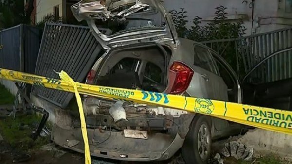 Auto quedó incrustado en casa tras choque en Providencia
