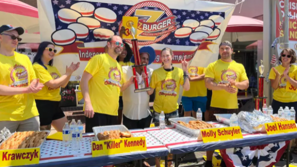 Competencia de comida: comieron 34 hamburguesas en 10 minutos para celebrar la Independencia de EE.UU.
