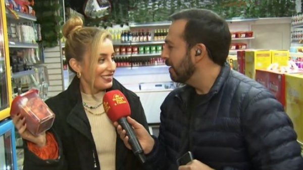 Dani y Rafa buscan los ingredientes para preparar un rico ramen
