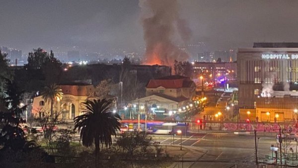 Bomberos combate incendio en edificio contiguo al Hospital Barros Luco en San Miguel
