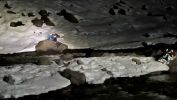 Tres personas quedan atrapadas en medio del río Maule tras crecida por apertura de compuertas
