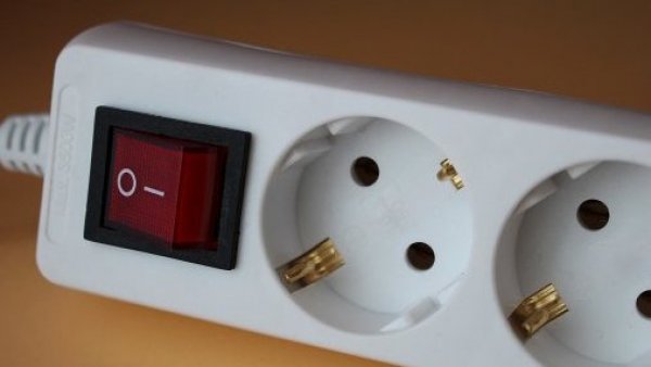 Cortocircuitos e incluso incendios: los aparatos electrónicos que no debes enchufar a un alargador

