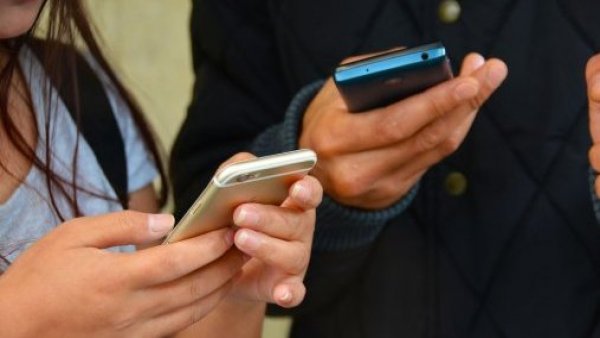 Las Condes prohíbe uso de celulares en establecimientos municipales
