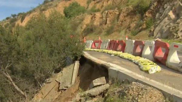 Vecinos de Peñaflor afectados por gran socavón

