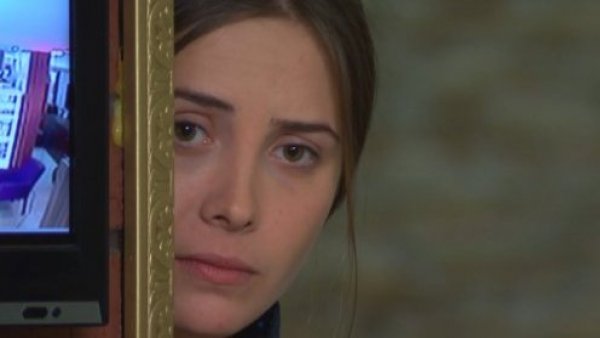 Elif - T1E30 | Una inesperada visita
