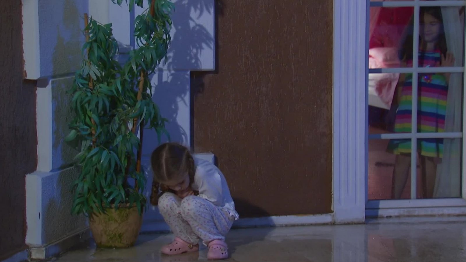 Elif - T1E31 | Sal de mi habitación
