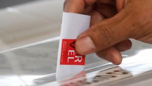Presentan proyecto que exige permanencia de 10 años para que extranjeros voten
