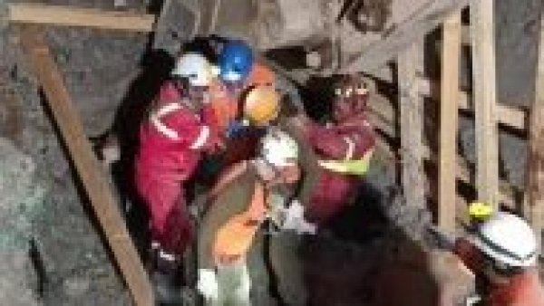 Rescatado con éxito: minero atrapado en mina Pampa Camarones logró salir con vida
