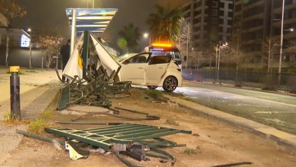 Y escapó: Conductora arrasa con paradero en Las Condes
