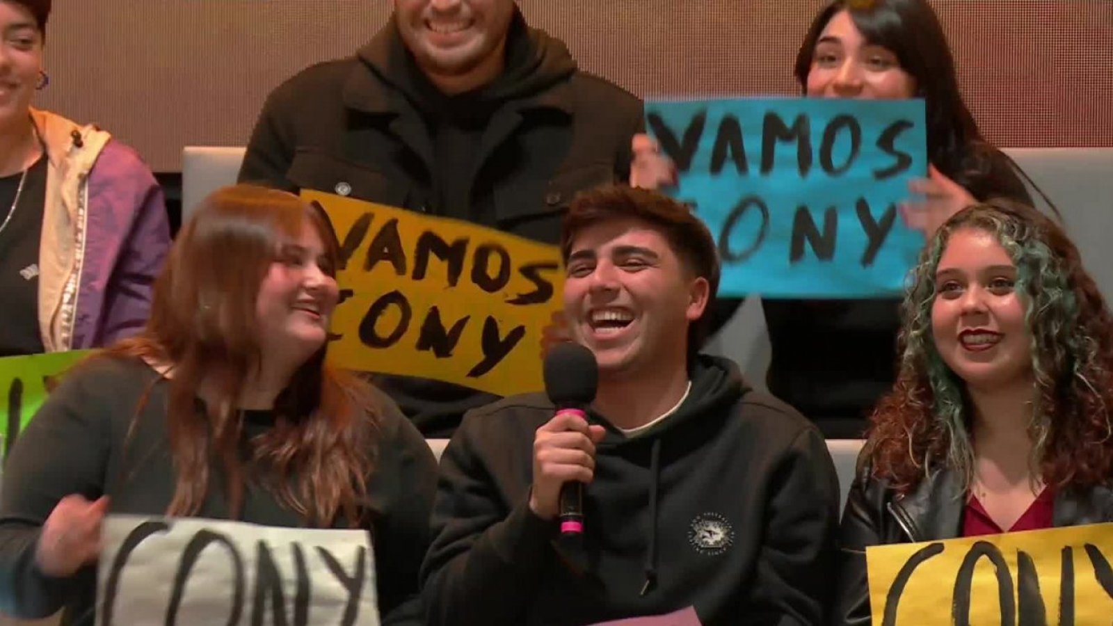 "¡Vamos Cony!": Compañeros de universidad apoyan a su amiga
