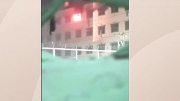 Bomberos combaten incendio en cárcel de Valparaíso
