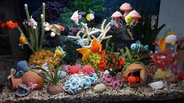 Artista sorprende al crear un acuario completo a crochet
