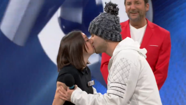 ¡El beso, el beso! "Amigos especiales" se dan romántico beso en "Ahora Caigo"
