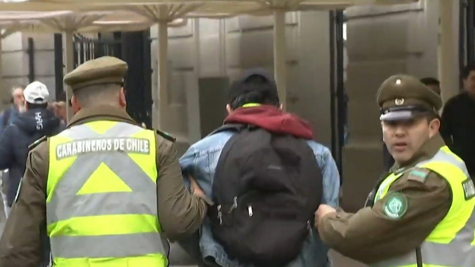 Desde un detenido hasta turistas: Así es la rutina en la Plaza de Armas de Santiago
