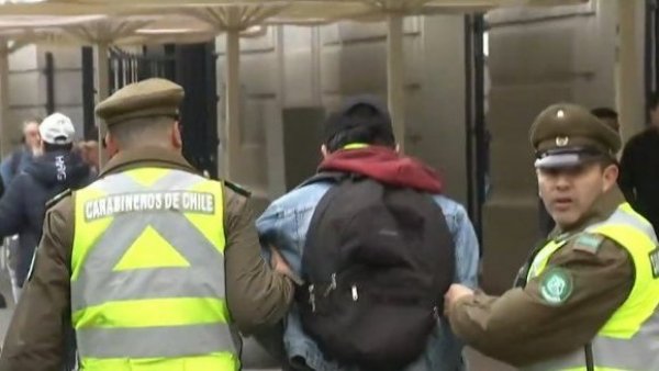 Desde un detenido hasta turistas: Así es la rutina en la Plaza de Armas de Santiago

