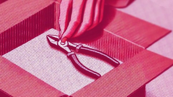 Clienta compró un celular por internet en multitienda y le llegó un alicate
