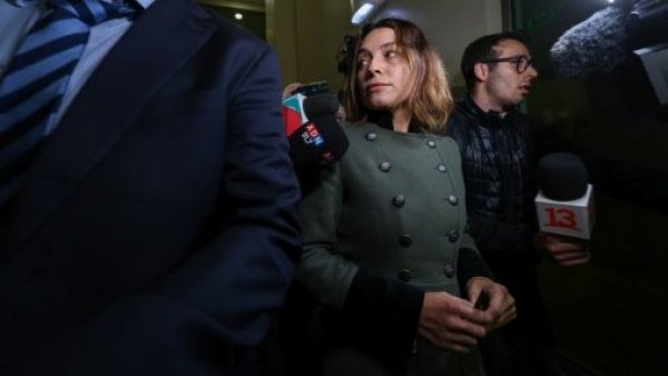 Camila Polizzi concurrió a notaría tras suspensión de arresto domiciliario