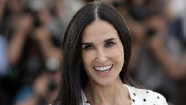 Demi Moore se llena de elogios por fotografía en bikini
