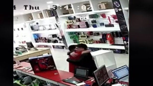 "Se dio así y fue muy lindo": Joven emocionado al comprar un PlayStation 5 se hace viral