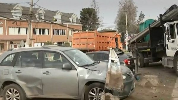 Y nadie hizo algo: Poste cayó sobre autos con niños en el interior en San Bernardo
