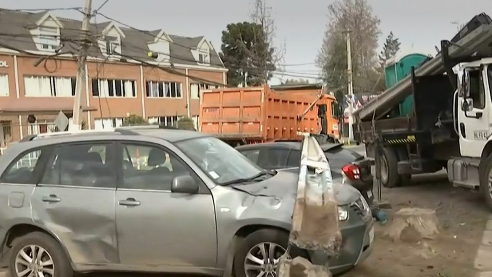 Y nadie hizo algo: Poste cayó sobre autos con niños en el interior en San Bernardo
