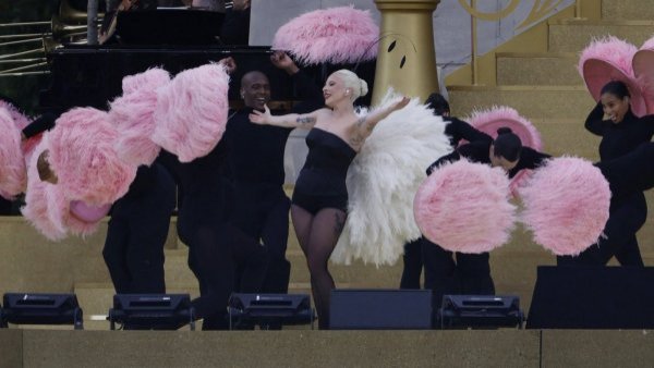 Al estilo cabaret: Lady Gaga sorprende en la ceremonia inaugural de París 2024
