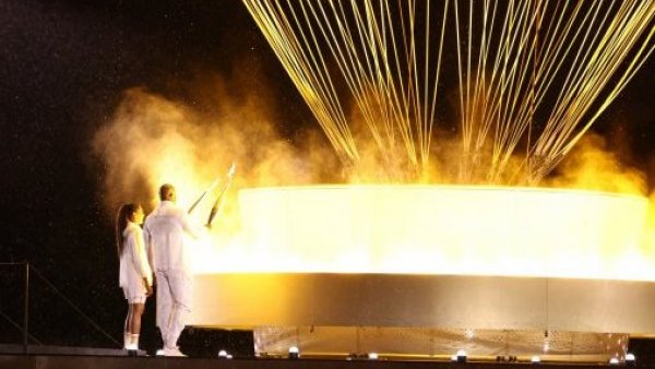 Iluminó el cielo lluvioso de París: así se encendió el pebetero en los Juegos Olímpicos 2024
