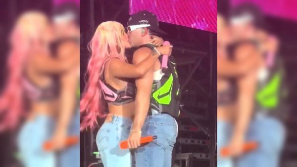 ¡En pleno concierto! Karol G y Feid sorprenden a fanáticos con romántico beso