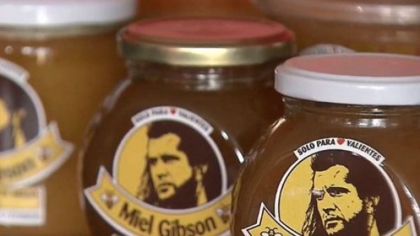 Emprendimiento chileno "Miel Gibson" gana disputa legal por nombre de la marca
