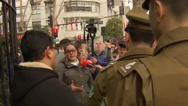 "No se realizarán trámites": La incertidumbre de venezolanos por el cierre de su embajada en Chile
