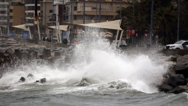 Fue arrastrada por las olas: Armada busca a niña en playa de Viña del Mar
