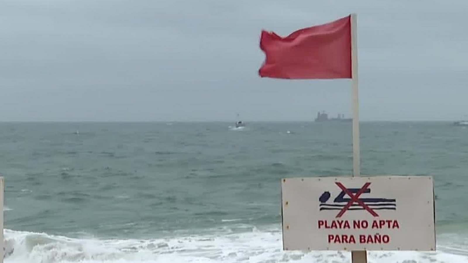 "No es tiempo del turismo de emergencia": autoridades advierten por niña arrastrada por mar
