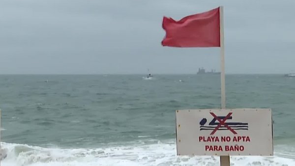"No es tiempo del turismo de emergencia": autoridades advierten por niña arrastrada por mar
