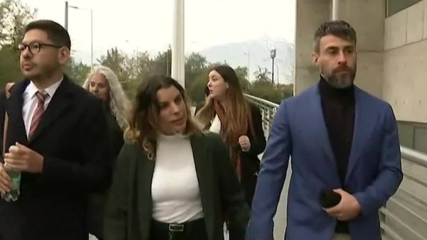 Maite Orsini llega acompañada de Jorge Valdivia a tribunales
