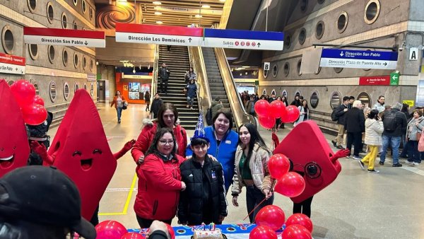 Metro celebra cumpleaños de niño que nació en la estación Tobalaba