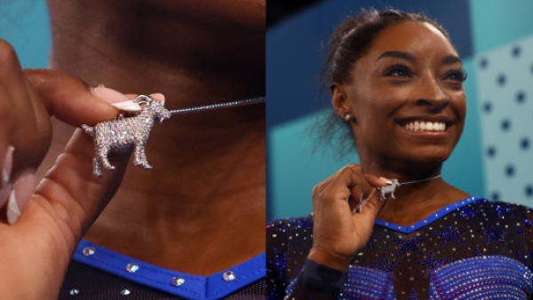 El significado del collar de Simone Biles que se robó las miradas en París 2024
