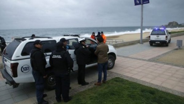 Armada reinició búsqueda de niña de 5 años arrastrada por olas en Viña del Mar
